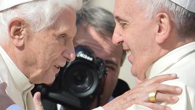 El ultraconservador Benedicto XVI y el reformista papa Francisco.