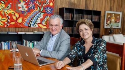 Dilma junto al exministro de Cultura Juca Ferreira responde este jueves consultas sobre la medida del gobierno interino de eliminar ese ministerio.