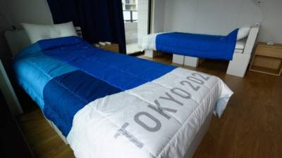 Las camas de los atletas son de cartón reciclable y soportan únicamente el peso de una persona./AFP.