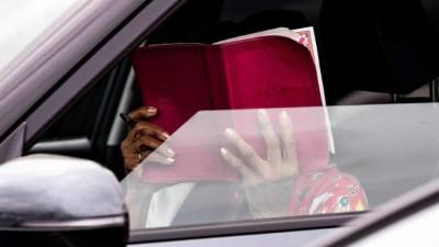 La demanda advierte que no todas las personas de fe tienen acceso en California a una conexión de banda ancha, una computadora y las habilidades técnicas para transmitir un servicio.