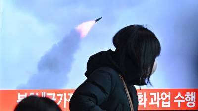 El nuevo lanzamiento de misil fue la primera prueba a la que asiste Kim Jong Un desde el 2020.