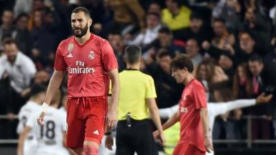 El delantero francés Karim Benzema anotó sobre el final pero no le ajustó al Real Madrid. FOTO AFP.