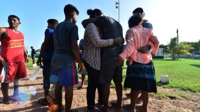 Sobrevivientes del naufragio donde murieron 27 pescadores son abrazados por familiares al llegar a la Base Naval de Caratasca, Puerto Lempira, departamento de Gracias a Dios. AFP