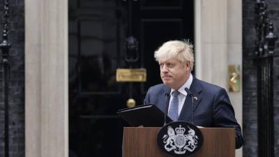 Imagen de archivo del primer ministro británico, Boris Johnson, anunciando su dimisión.