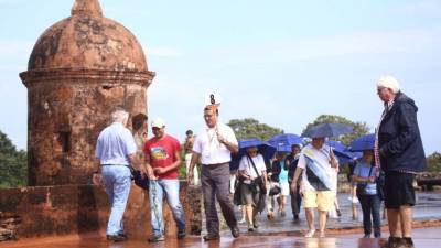Los turistas fueron orientados por los guías del castillo de San Fernando de Omoa sobre la historia de la fortaleza.