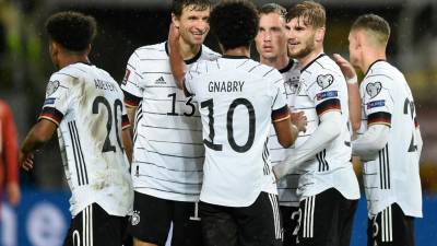 Jugadores de Alemania celebrando uno de los goles con el que sellaron su goleada ante Macedonia del Norte.