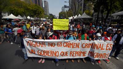 Migrantes centroamericanos marcharon en la capital mexicana pidiendo al Gobierno de López Obrador frenar la represión y la regularización.