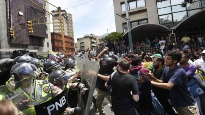 Los policías formaron una barricada en un sector cercano a Plaza Venezuela para impedir el paso a la oposición. AFP