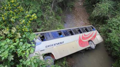 El bus de la empresa Discovery quedó de lado.