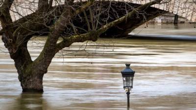 Las inundaciones del río Sena han causado problemas en algunas vías de comunicación de la capital francesa.