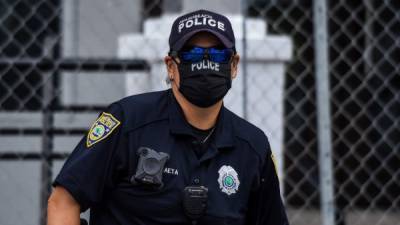 Un oficial de policía usa una máscara en medio de los temores sobre la propagación del nuevo coronavirus. Foto: AFP/Referencia