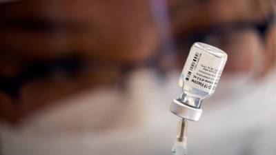 Una enfermera prepara una dosis de la vacuna de Pfizer/BioNTech contra la covid-19.