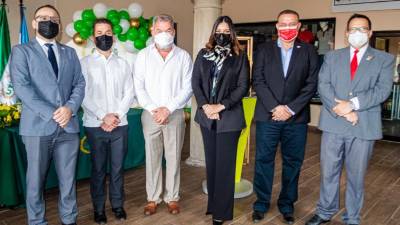 Autoridades UTH. Diego Chacón , Roger E.Valladares , invitado especial alcalde sampedrano, Roberto Contreras, Ruth Arita, Leo Crivelli y José Mora.