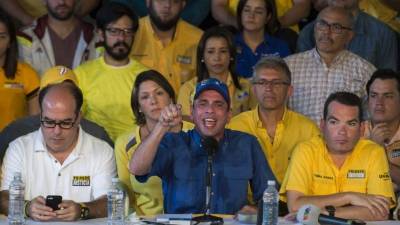Enrique Capriles dijo ayer que “el diálogo no ha paralizado la crisis... nadie ha claudicado, seguimos en la lucha”. Fotos: AFP/Federico Parra