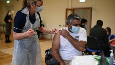 Una sola dosis de la vacuna de AstraZeneca ha logrado un impactante descenso en hospitalizaciones y muertes de adultos mayores en Europa./AFP.