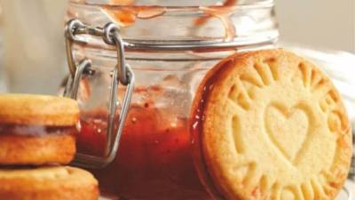 Las galletas de mantequilla con mermelada son una opción versátil y deliciosa que puede gustar a una amplia variedad de personas.