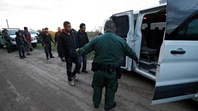 Agentes capturan a migrantes en la frontera de Texas con México. EFE/Larry W. Smith