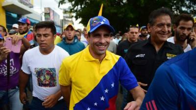 El líder opositor Henrique Capriles marcha contra el gobierno de Nicolás Maduro. Foto: AFP/Ronaldo Schemidt