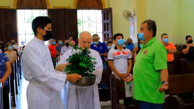 <b><span class=mln_uppercase_mln>acto.</span></b> Antes de la homilía, monseñor esparció agua bendita a los fieles.<span class=mln_uppercase_mln> fotos: melvin cubas. </span>