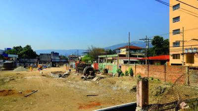 Los trabajos comenzaron con la demolición del edificio que estaba en el terreno ubicado en El Benque, las cuadrillas ya comenzaron a construir la subestación denominada San Pedro Sula-Centro. Fotos: Melvin Cubas.