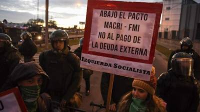 Manifestantes se tomaron las principales autopistas y terminales aéreas de Argentina en una histórica huelga contra Macri./AFP.