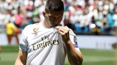 El delantero serbio Luka Jovic ,con la camiseta del Real Madrid en el cesped del estadio Santiago Bernabeu , tras su presentación como nuevo jugador del club blanco en el palco de honor del estadio Santiago Bernabéu. EFE