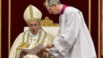 Francisco leyó la proclamación del Jubileo Extraordinario durante una ceremonia en la basílica de San Pedro.