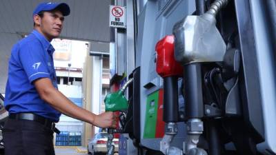 Un bombero en una estación de combustible en San Pedro Sula. Foto: Amílcar Izaguirre