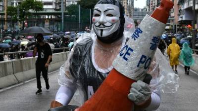 Manifestantes en Hong Kong desafiaron a la policía al protestar con máscaras pese a prohibición del Gobierno local./AFP.