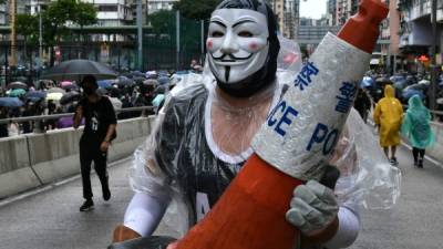 Manifestantes en Hong Kong desafiaron a la policía al protestar con máscaras pese a prohibición del Gobierno local./AFP.