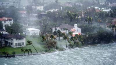 Fotografía del 10 de septiembre de 2017 que muestra el paso del huracán Irma por Miami Beach, Florida (EE.UU.). EFE