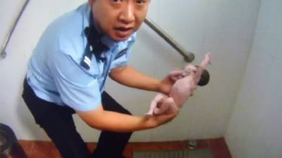 La recién nacida fue trasladada a un hospital de Pekín donde se encuentra estable, según los médicos.