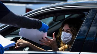 Una persona en Florida llena los datos para hacer la prueba de coronavirus. Foto: AFP