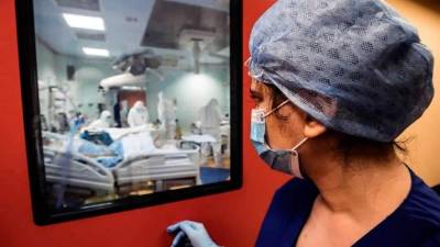 Siguen bajando los pacientes que están hospitalizados (23,805) y en cuidados intensivos (2,384), y la gran mayoría de los enfermos (81,510) están en sus casas aislados.