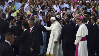 Miles de personas llegaron al Aeropuerto Internacional Tocumen para recibir al papa Francisco.