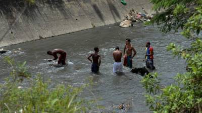 'Mineros' en el río Guaire en busca de joyas de valor.