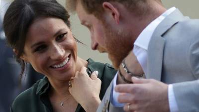 Los duques de Sussex mostraron hoy su afecto mutuo mientras recorrían su ducado por primera vez, cinco meses después de recibir el título nobiliario.