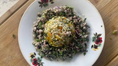 Para acompañar el salpicón de res, las opciones son casi infinitas. Se puede servir sobre una cama de lechuga, acompañado de tostones, galletas saladas o tortillas de maíz.