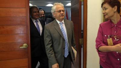 En el centro, Przemek Gajdeczka, jefe para Nicaragua del Fondo Monetario Internacional.