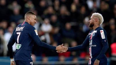 Kylian Mbappe (L) de Paris Saint Germain celebra anotando la ventaja de 6-1 con su compañero de equipo Neymar Jr (R) durante el partido de fútbol de cuartos de final de la Copa de la Ligue francesa entre PSG y Saint-Etienne en el estadio Parc des Princes en París, Francia, 08 de enero 2020 (reeditado el 30 de abril de 2020). La Liga de Fútbol Profesional (LFP) de Francia, el 30 de abril de 2020, aceptó la orden del Gobierno de terminar la temporada 2019/2020 y proclamó al campeón Paris Saint-Germain, quien lideraba la tabla cuando la competencia se detuvo debido a COVID -19. (Liga de Campeones, Francia) EFE / EPA / YOAN VALAT