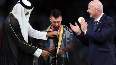 La famosa capa que utilizó Messi al levantar la Copa del Mundo disparó las ventas en Qatar, pero ¿cuál es su precio?