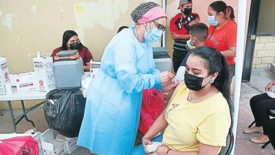 <b><span class=mln_uppercase_mln>Campaña.</span></b> Una joven se vacuna en la capital.<span class=mln_uppercase_mln> </span>