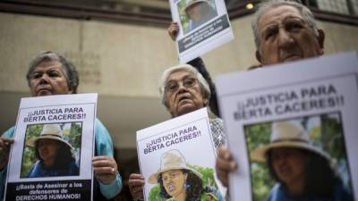 Activistas de derechos humanos protestan contra el asesinato del activista ambiental hondureña Berta Cáceres frente a la embajada de Honduras en Santiago el 7 de marzo de 2016. AFP