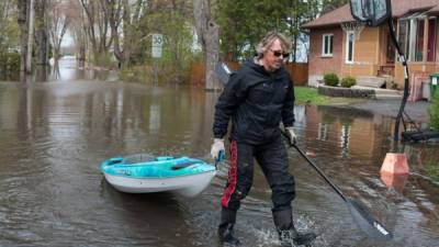 ESA01 GATINEAU (CANADÁ), 07/05/2017.- Fotografía facilitada por las Fuerzas Canadienses que muestra las labores de rescate tras inundaciones en la ciudad de Gatineau, en Quebec, Canadá hoy 8 de mayo de 2017. Según las autoridades del país al menos 126 ciudades se han visto afectadas. EFE/Mathieu Gaudreault **SÓLO USO EDITORIAL/NO VENTAS**