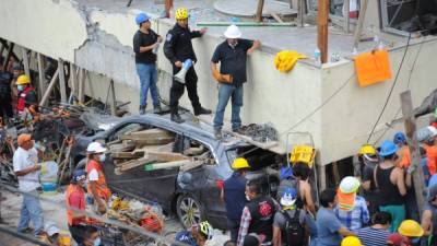 Rescatistas trabajan contrarreloj para intentar rescatar a una menor atrapada entre los escombros de una escuela derrumbada en la capital mexicana.