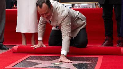Jude Law toca su estrella en el Paseo de la Fama de Hollywood mientras es develada durante una ceremonia en Los Ángeles, California, EE. UU.