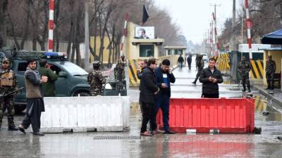 KAB01. KABUL (AFGANISTÁN), 30/04/2018.- Soldados vigilan la zona deonde se ha producido un doble atentado en Kabul (Afganistán) hoy, 30 de abril de 2018.El número de muertos en un doble atentado perpetrado hoy en el centro de Kabul se eleva ya a 25 personas, 9 de ellas periodistas, mientras que otras 49 han resultado heridas en el ataque, reivindicado por el Estado Islámico (EI). EFE/ Jawad Jalali