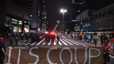 'Es un golpe', afirman partidarios de Rousseff.