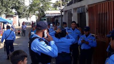 Las autoridades llegaron al lugar para levantar el cuerpo.