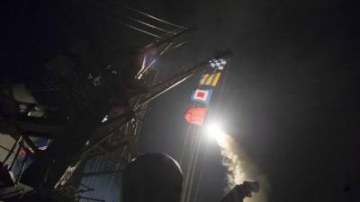Fuerzas militares de EUA lanzaron en la noche del jueves decenas de misiles crucero contra un aeródromo en Siria.